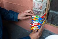 Artista espalha pela cidade reparos coloridos feitos de LEGO #lego #cidade #cor