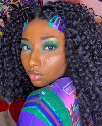 make olho verde e amarelo com pingos azul na bochecha