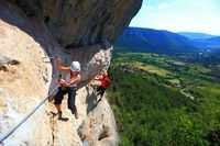 La via ferrata est un itinéraire aménagé dans une paroi rocheuse équipé avec des éléments métalliques spécifiques