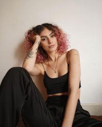 Dos tons pastéis ao rosa choque, de cabelos longos aos mais curtinhos, há diversas maneiras de adotar esse estilo. Portanto, confira como o cabelo rosa nas pontas pode ser usado e se inspire a testar em você na próxima ida ao salão. #cabelo #rosa #pontas #tutoriais #dicas #colorido #visual #dicas #inspiração