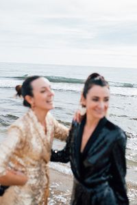 Fotografía lifestyle en las playas de Calabardina, en Murcia. Las protagonistas son las hermanas Navarro.