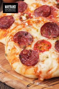 Faites plaisir à vos enfants en leur servant des hotdogs 🌭, du pain tranché pour des sandwichs au fromage grillé 🥪, et des mini pitas, tranches de pepperoni et de la sauce tomate pour créer des mini pizzas 🍕. Et voilà ! Une raclette en famille, sans stress. 😌 #bonapetit #hiver #enfamille #raclette #familyfriendly #winterfood #familymeal #recettefacile #mealidea #recettemaison #easyrecipesathome #wintermeals