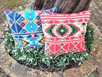 L'imprimé kilim donne de la couleur à vos intérieurs (ou à vos extérieurs!) en leur apportant une touche d'authenticité et d'ethnicité. Ces coussins, grâce à leurs motifs géométriques, s'accordent dans tous les styles de décor : contemporain, traditionnel, rustique, industriel.