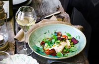 Torskryggen serveras med en len jordärtskockspuré som innehåller potatis för att den inte ska bli för dominant i smaken. Det brynta smöret är en god ersättning för sås. Forellrommen står för sältan och rödbetschipsen bidrar med gott crunch.