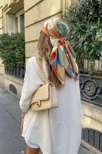 📸 mimiarr Scrunchies, 90s claw clips, headbands and snap clips have all made a comeback in the past couple of years and have been given the fashion set's seal of approval. Alongside being a pre-school throwback, they're now a bona fide street style staple.
