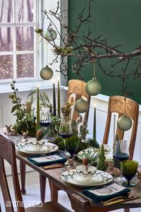 Lad årets julebord være i klassiske grønne toner, og dæk op med Royal Copenhagens Stjerne Riflet julestel og flotte farverige vandglas fra Holmegaard. Pynt gerne med smukke grene, levende lys og grønne stofservietter. #grønjul #klassiskjul #royalcopenhagen #borddækning #julebord #nordiskjul #christmastablesetting #greenchristmas #nordicchristmas #christmasdecor