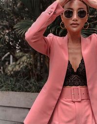 Vai para a balada? A combinação do terninho + top de renda à mostra é perfeita para a ocasião! Tasha Lam - look - terninho - rosa - trend