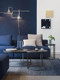 63. Sala moderna azul e branca decorada com meia parede na vertical – Foto: Futurist Architecture #meiaparede #meiaparedepintada #meiaparedepintadaquarto