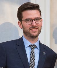 Former Royal aide Jason Knauf has been made a Lieutenant of the Royal Victorian Order by the King. Jason initially worked as joint head of communications for the Cambridges & the Sussexes. He then became a special adviser to William and Catherine, then chief executive of the Royal Foundation, the charitable arm of their official operations. He helped start William’s Earthshot environmental awards and the couple’s Heads Together mental health initiative, and undertook 36 foreign trips with them.