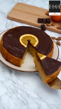 Amateur d'orange et de chocolat ? Ce gâteau moelleux à l'orange avec son glaçage au chocolat noir est fait pour vous ! 🍊 Une recette ELLE à Table réalisée par Les Pépites de Noisette à retrouver sur notre site et dans notre dernier numéro ELLE à Table.