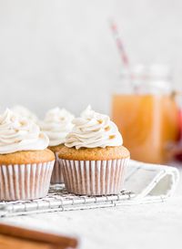 If the way to your hearts is through your stomach, your heart will be full of that fall feeling after enjoying these apple cider cupcakes thanks to Jamie Kamber! #cupcakes #applecider #fall #dessert