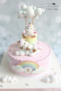 Gâteau licorne pastel avec ses ballons. Parfait pour un premier anniversaire.