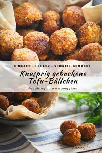 Bist Du auf der Suche nach einem leckeren, einfachen Tofurezept? Dann solltest Du unbedingt einmal diese kross gebratenen Tofubällchen versuchen. Sie sind kinderleicht gemacht und man kann sie warm wie kalt genießen. Ich esse die Tofubällchen gerne mit scharfem Senf, veganem Kräuterquark oder anderen Dips. Aber die Tofubälllchen schmecken auch prima zu Pasta mit Tomatensoße oder Curries. Ein Tofurezept, das Du unbedingt versuchen solltest. Denn so schmeckt Dir Tofu richtig gut, wetten?!