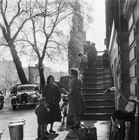 Kalkmarkt in the direction of the Oudeschans, in the background the Montelbaanstoren, Ed van Wijk, 1957