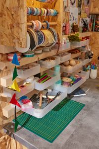 Travail du bois, plomberie, électricité, loisirs créatifs... autant d’activités qui peuvent nécessiter un vrai atelier. Vous êtes peut être amené à bricoler régulièrement, mais où s’installer quand la place fait défaut ? Pourquoi pas dans le garage ? En optimisant l’espace, ces quelques mètres carrés peuvent aisément accueillir deux postes de travail bien définis, de nombreux rangements ainsi que de petits ou de gros équipements pour tous vos projets DIY ! Découvrez comment l’aménager.
