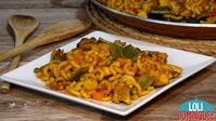 FIDEUÁ DE POLLO Y VERDURAS O PAELLA DE FIDEOS CON POLLO Y VERDURAS. La fideuá nació de pescado y marisco, pero como todo en la cocina evoluciona y ya se puede hacer con cualquier ingrediente porque está igualmente deliciosa. Una receta perfecta para cualquier día festivo o entre semana, con ingredientes sencillos y fáciles de encontrar vamos a hacer un plato delicioso, fácil y rápido que os aseguro que gusta a grandes y pequeños.