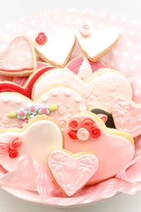 Valentine's Day Cooke Gifts are sweet treats and so easy to put together as cookie bouquets with my simple sugar cookie recipe, chocolate chip cookies, or coconut macaroons. Show your family & friends that you appreciate and love them with valentine's day gift baskets! It's always best to plan ahead because if you wait you will run out of time and options. Are you ready for February 14th?