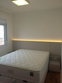 Projeto do dormitório de casal elaborado pela Ana Donadio - Cabeceira em mdf com iluminação atrás e criado mudo em laca bege com vidro 8mm