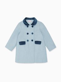 La Coqueta's most iconic silhouette for the autumn-winter season, the Arrieta Girl Coat returns in a school-friendly shade of blue. Crafted from a luxuriously thick wool blend, our peacoat silhouette is tailored for a loose fit with a back box pleat to create an effortlessly timeless A-line shape. Fully lined in soft m