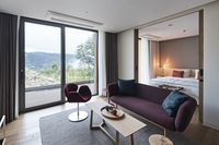 The Star Hue Golf Resort in Yangyeong (South Korea) has been redecorated using many Artifort design pieces including the Bras sofa and Little Tulips chair. Bras, 2014 | Designer: Khodi Feiz | © Artifort | Photo: Star Hue Golf Resort & Little Tulip, 1965 | Designer: Pierre Paulin | © Artifort | Photo: Star Hue Golf Resort