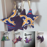 Encore un joli projet très simple à réaliser avec des chutes de tissus. Ici j'ai utilisé côté face un tissu égyptien (disponible sur le site) et sur le côté dos, un tissu coton épais assorti (aussi dispo sur le site). Et comme on aime bien recycler, on a bourré les étoiles et sapins (surtout les pointes) avec des mini chutes de tissus inutilisables.