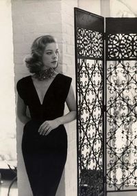 Lauren Bacall en robe noire décolleté Beauty, Class, & Grace