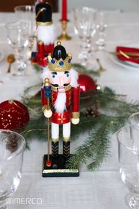 Skal dit julebord være i røde toner i år? Så lad din borddækning være præget af julepynt og julens grene og gran. Hold dit service i klassiske farver og lad julepynten være i fokus. #julepynt #borddækning #julebord #julebord #christmas #christmastablesetting #tablesetting