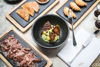 Le restaurant argentin enchante par sa viande savoureuse, son guacamole ou ses empanadas.