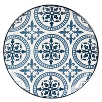 Assiette plate en faïence bleue et blanche motifs graphiques CINTEGABELLE sur Maisons du Monde. Piochez parmi nos meubles et objets déco et faites le plein d’in