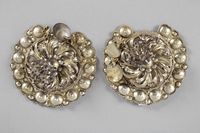 Bröstbucklor i pressad silverplåt, förgyllda, Oxie, 1800-tal. Malmö Museer, nr. MM 004302
