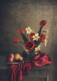 Букет цветов и красные груши
