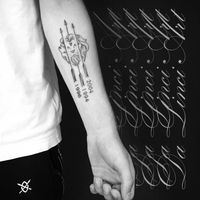 Family Tattoo gemaakt door Linda Roos www.dalinciart.nl #tattoo #dalinciart #lion #lettering #familytattoo #brothersandsister #brothersandsistertattoo #leeuw #leeuwin #arrowtattoo #letteringtattoo #coupletattoo #koppeltattoo #blackandgrey #tattoos #zwijndrecht