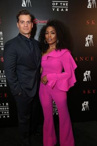 #HenryCavill and #AngelaBassett posing for a photo at CinemaCon in Las Vegas for #MissionImpossibleFallout