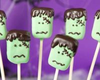 Chamallows façon Frankenstein pour Halloween : http://www.fourchette-et-bikini.fr/recettes/recettes-minceur/chamallows-facon-frankenstein-pour-halloween.html