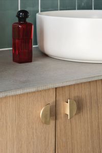 Salle de bain verte avec meuble vasque chêne, idées salle de bain, idées de salle de bain vertes, green bathroom, green decorating ideas, idées de deco vertes, meuble vasque en chêne, découvrir le Home Tour d'Elise Chalmin