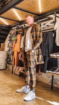 Mistura de Estilos, Moda Masculina, Moda para Homens, Tendências Masculinas. Fala TIME, tudo certo com vocês? ✌ Alfaiataria com Street, essa mistura no Visual está MUITO em alta e eu fiz um vídeo hoje misturando essas 2 pegadas em 3 Looks diferentes, eita! Peguei as peças da Nova Coleção da @nephewclothing pra compor essa Produção, bora dar o PLAY pra ver como tudo ficou TIME? GO!!!