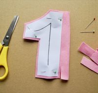 Näh' deine Lieblingszahl aus Filz. Auf dem Blog zeige ich dir Schritt für Schritt wie das geht. Die Zahlen sind ein tolles Geschenk zum Geburtstag oder ein cooler Schmuck für deine Schultasche! #honigkukuk #nähenfürkinder #nähanleitung #zahlen #grundschule #kindergeburtstag