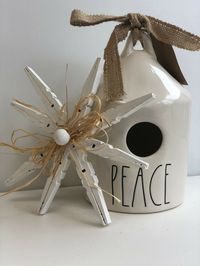 This easy rustic Christmas craft decoration idea for your home. Use this Christmas diy project as a gift or as ornaments for your Christmas tree decorating. #christmasdiy #diy #holidaydiy