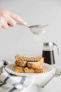 Easy French toast sticks recipe is the perfect way to start your day. Make ahead and freeze for a homemade breakfast on busy weekday mornings. via happymoneysaver #frenchtoast #freezermeal #makeahead #breakfast #mealprep