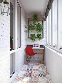 30. Decoração com piso hidráulico e plantas para varanda pequena com home office – Foto: Reciclar e Decorar #plantasparavaranda #plantasparavarandacomsol #plantasparavarandadeapartamento