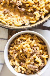 Hamburger helper is the ultimate comfort food and can be enjoyed anytime of the year. Learn how to make gluten-free hamburger helper in one pot for an easy weeknight dinner recipe. #onepotmeals #easydinnerrecipes #castironskilletmeals #glutenfree #homemadehamburgerhelper