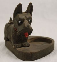 http://www.ebay.at/itm/Alte-Holz-Schreibtischgarnitur-Terrier-Hund-ohne-Tintenfas-geschnitzt-Art-Deco-/400692161148?pt=LH_DefaultDomain_77