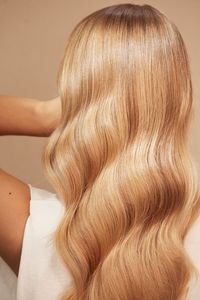 Check out this dreamy, apricot blonde tone courtesy of Koleston Perfect and Shadow Lights. Want to learn more about how you can master high-precision color for your clients? Visit the link now.