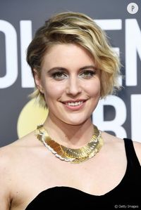 .Greta Gerwig parée d'un impressionnant collier Tiffany & co en or et diamants tiré des archives de la maison ainsi que des boucles d'oreilles et une bague en diamants.