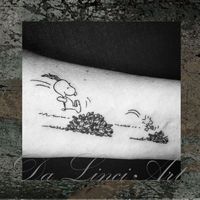 Snoopy tattoo gemaakt door Linda www.dalinciart.nl #dalinciart #tattoo #snoopy #snoopytattoo #snoopyandwoodstock #snoopyandwoodstocktattoo #beagle #beagletattoo #snoopybeagle #blackink #dogtattoo #🐾 #doglover #tattoos #tattooshop #zwijndrecht