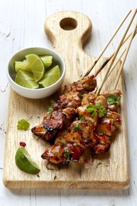Brochettes de poulet épicé marinées au citron vert