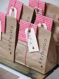 nice little bag for cookies paper tag: https://www.eztettem.hu/product/kiserokartya-4