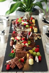Das schokoladige Schlaraffenland … Tischdekoration zum Vernaschen! Wenn einem das Dessert schon zur Vorspeise anlächelt … ganz viel Schokolade in der Luft liegt … und man am Ende …