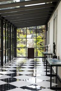 Verrière avec sol en damier et buste grec face au jardin à la villa Làrio - The Socialite Family #lacdecôme #villalàrio #damier #buste #statue #greece #italie #inspo