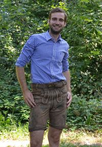 Klassisch kariertes Trachtenhemd Almsach blau (Slimfit). 100% Baumwolle sorgen für ein angenehm weiches Tragegefühl. Die funktionale Brusttasche und die edle Verzierung an der Brust machen des Trachtenhemd zu einem wahren Hingucker. Abgerundet wird das Trachtenhemd durch dezente Hirschhornknöpfe. Ein klassisches Trachtenhemd passend zu jeder Lederhose. - Modellname: Kariertes Trachtenhemd Slimfit für Herren - Marketingfarbe: Blau - Produkt größe: XXL - Marke: Wiesnshop.